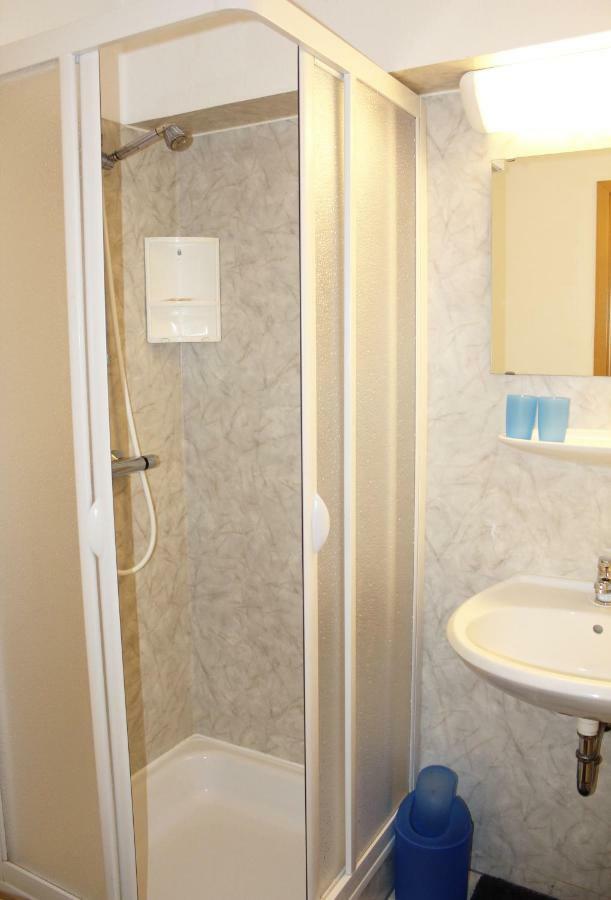 Zweibettzimmer mit eigenem Bad